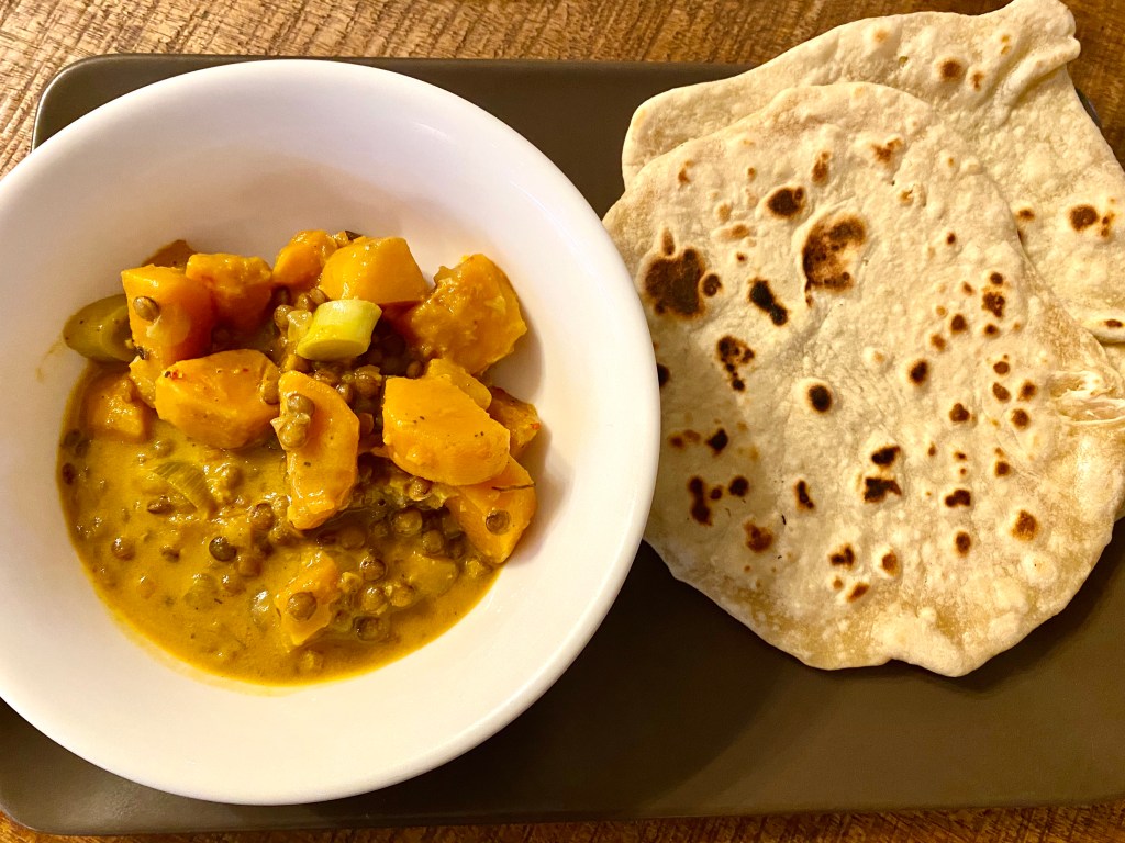 Süßkartoffelcurry mit Naan-Brot