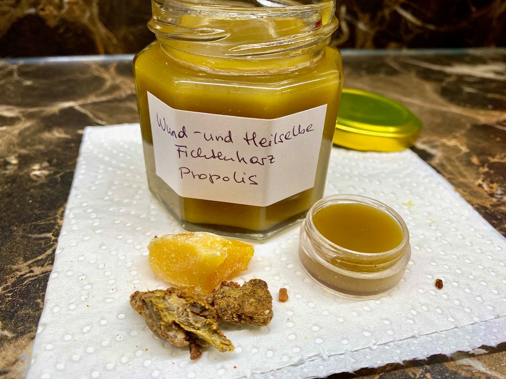 Wund- und Heilsalbe aus Fichtenharz und&nbsp;Propolis